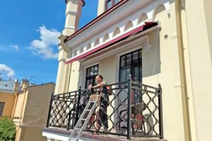 Монтаж раздвижной локтевой маркизы для отеля Самсон Петергоф